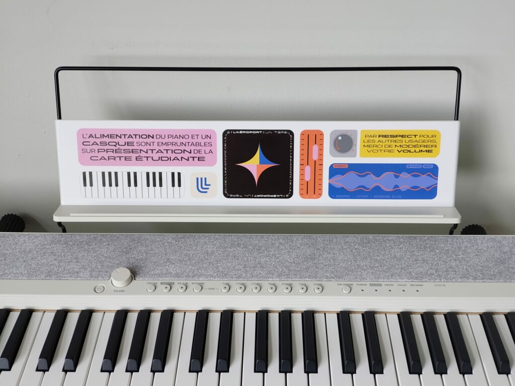 Adhésif signalétique/décoratif pour l'habillage d'un piano au sein d'un tiers-lieu à destination des étudiant.e.s - Université de Lille - 2025