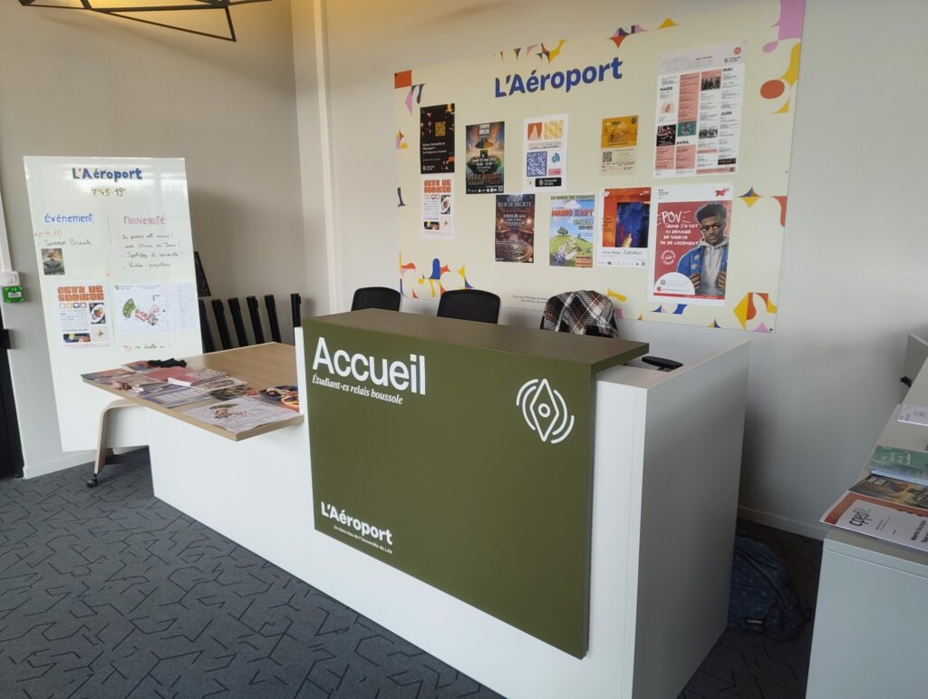Adhésif signalétique pour le comptoir d'accueil d'un tiers-lieu a destination des étudiant.e.s - Université de Lille - 2024