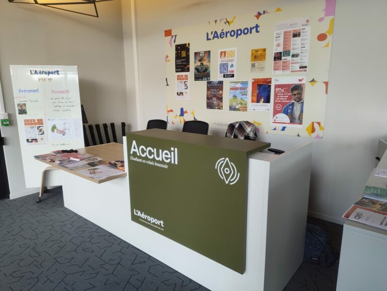 Adhésif signalétique pour le comptoir d'accueil d'un tiers-lieu a destination des étudiant.e.s - Université de Lille - 2024